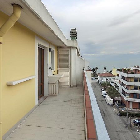 Palazzo Giallo Alba Adriatica Bagian luar foto