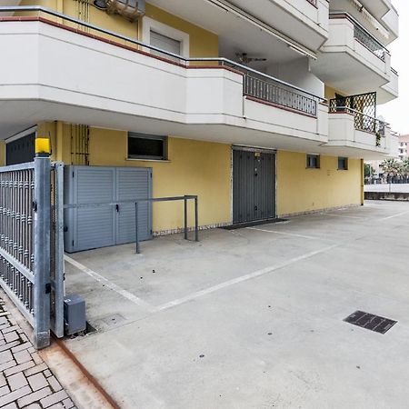 Palazzo Giallo Alba Adriatica Bagian luar foto