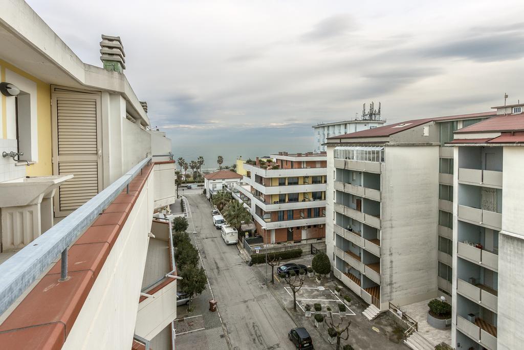 Palazzo Giallo Alba Adriatica Bagian luar foto