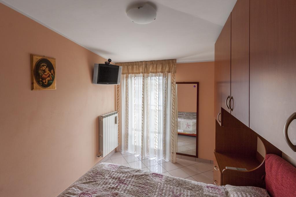 Palazzo Giallo Alba Adriatica Bagian luar foto