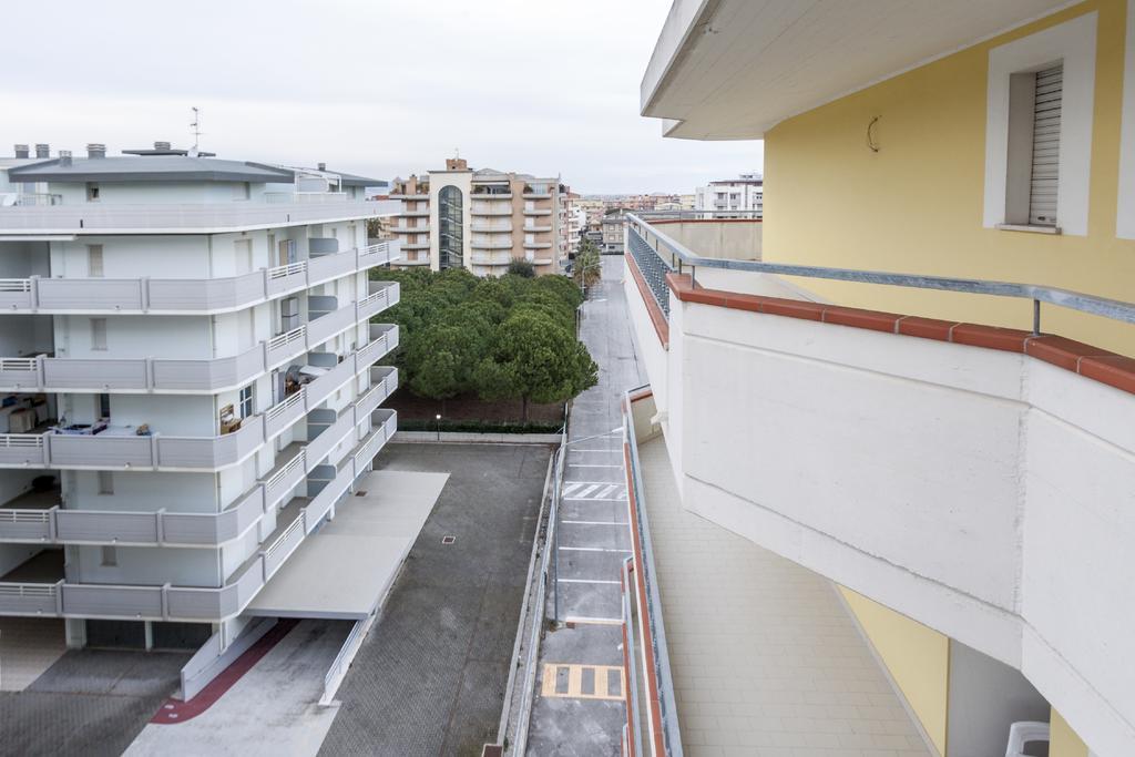 Palazzo Giallo Alba Adriatica Bagian luar foto