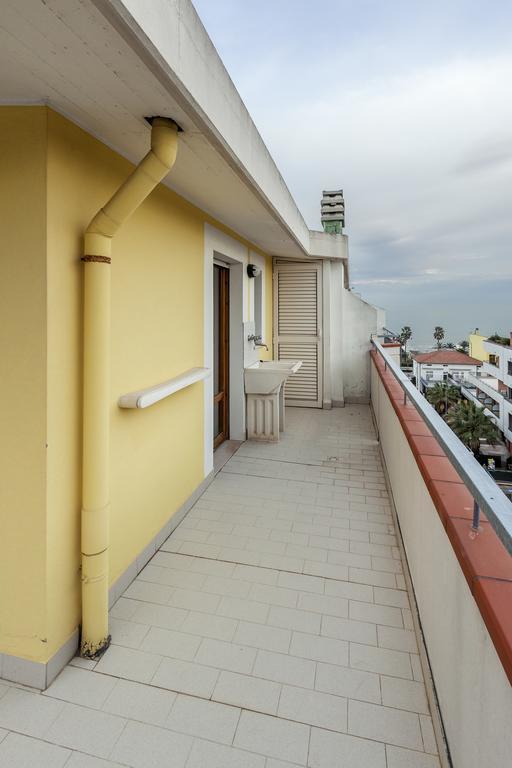Palazzo Giallo Alba Adriatica Bagian luar foto