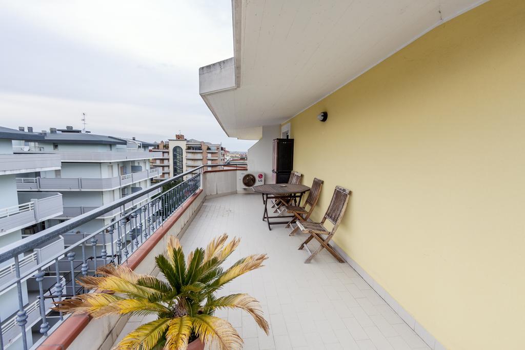 Palazzo Giallo Alba Adriatica Bagian luar foto