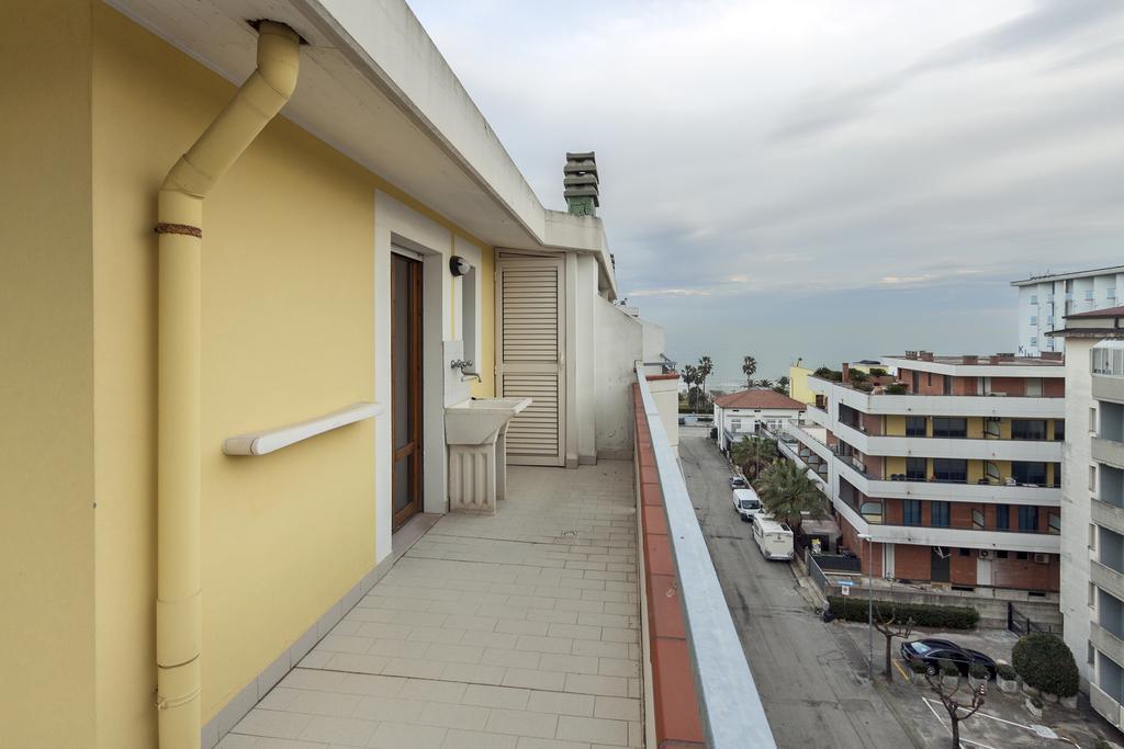 Palazzo Giallo Alba Adriatica Bagian luar foto