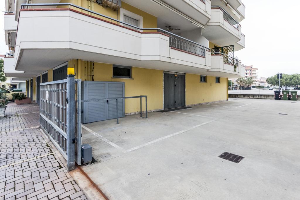 Palazzo Giallo Alba Adriatica Bagian luar foto